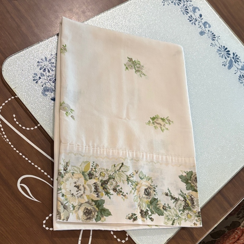 Vintage Floral Pillowcase - Cream and Green